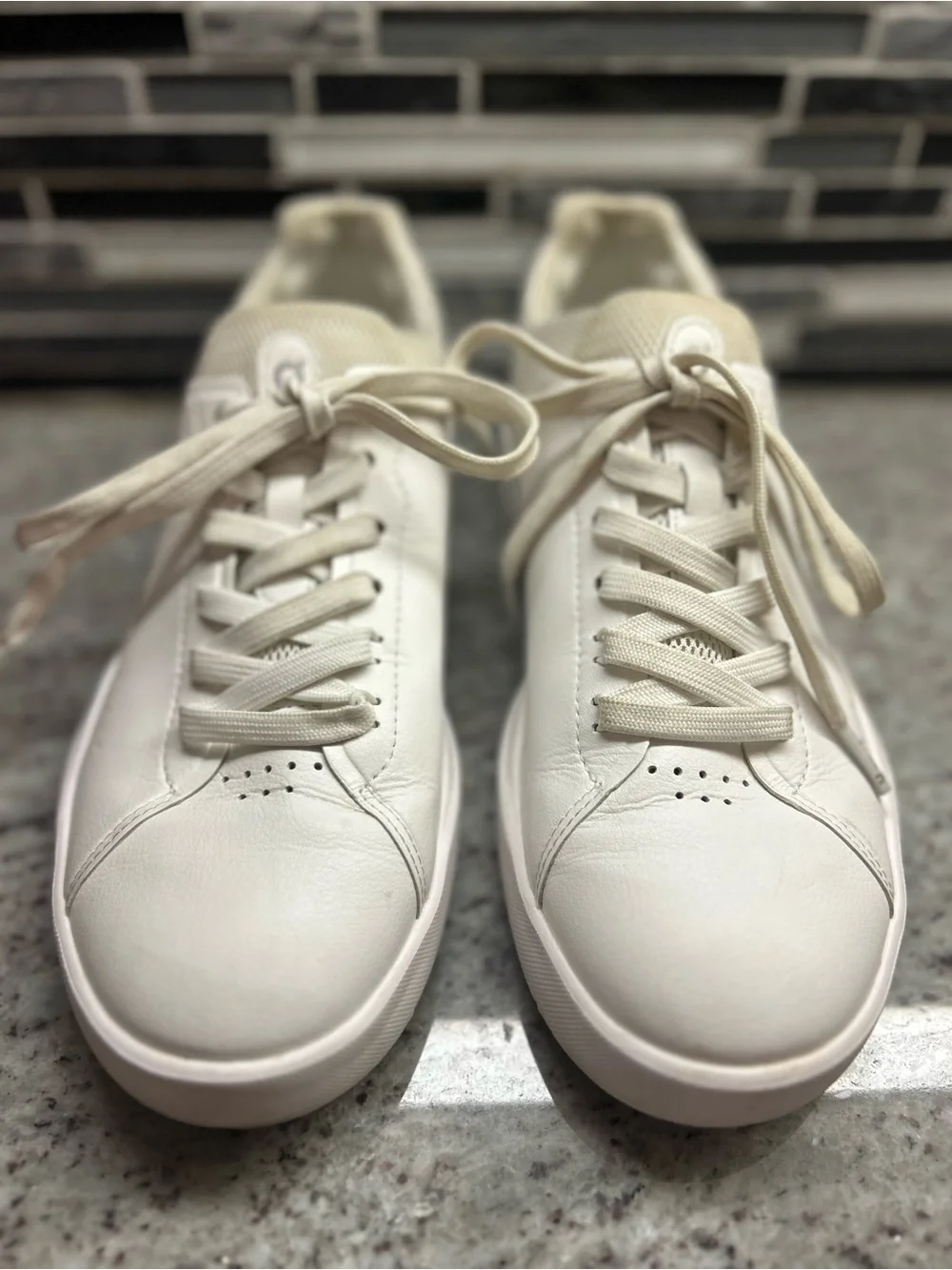 On Cloud womens Roger Advantage White Leather Sneakers - size 6.5 EUC